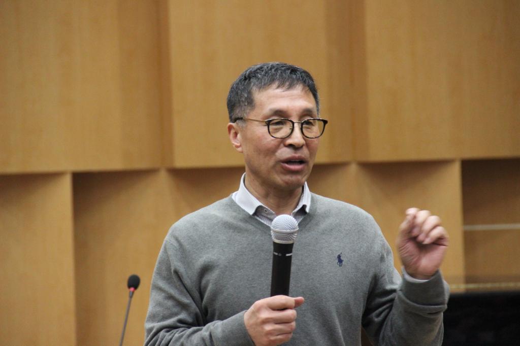 师全真教授正在作报告